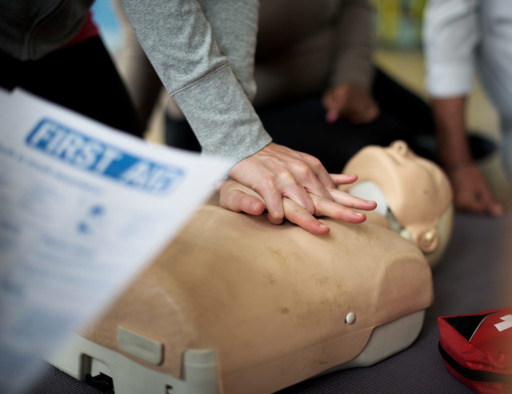 Deelnemer oefent reanimatie met een AED tijdens de BHV-cursus in 1 dag van NoRisk Veiligheidsopleidingen